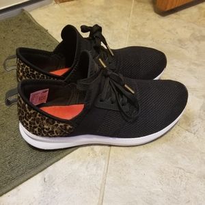 New balance tennis shoes